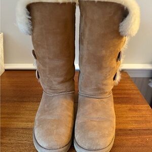 Uggs Bailey Button Triple size 9 NEVER WORN